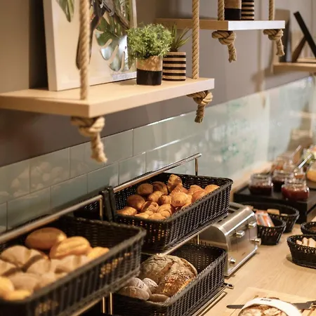 - The Niu, Crusoe Airport By Ihg Hotell 3*