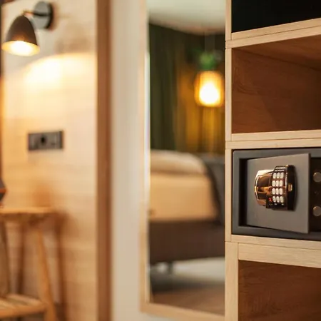 - The Niu, Crusoe Airport By Ihg