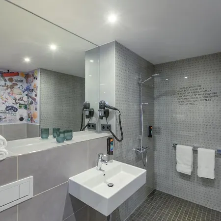 - The Niu, Crusoe Airport By Ihg Hotell