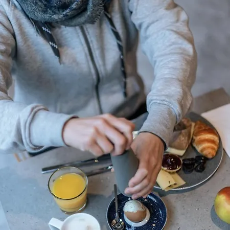 - The Niu, Crusoe Airport By Ihg Bremen