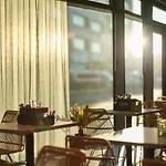 - The Niu, Crusoe Airport By Ihg بريمين