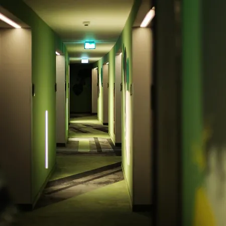 - The Niu, Crusoe Airport By Ihg Otel 3*