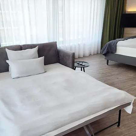 - The Niu, Crusoe Airport By Ihg فندق