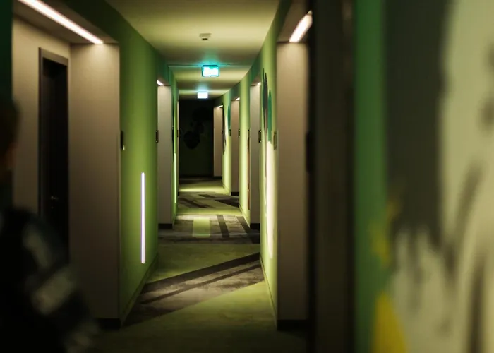 - The Niu, Crusoe Airport By Ihg 酒店 3*